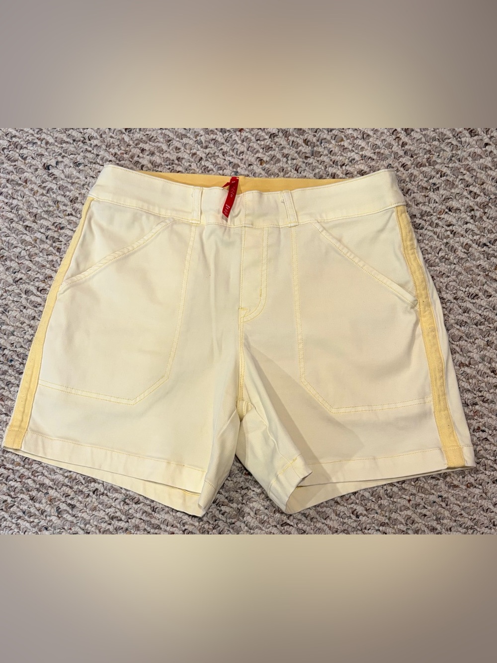 Spanx 6” inseam Women’s Cream Yellow Trim Casual Shorts